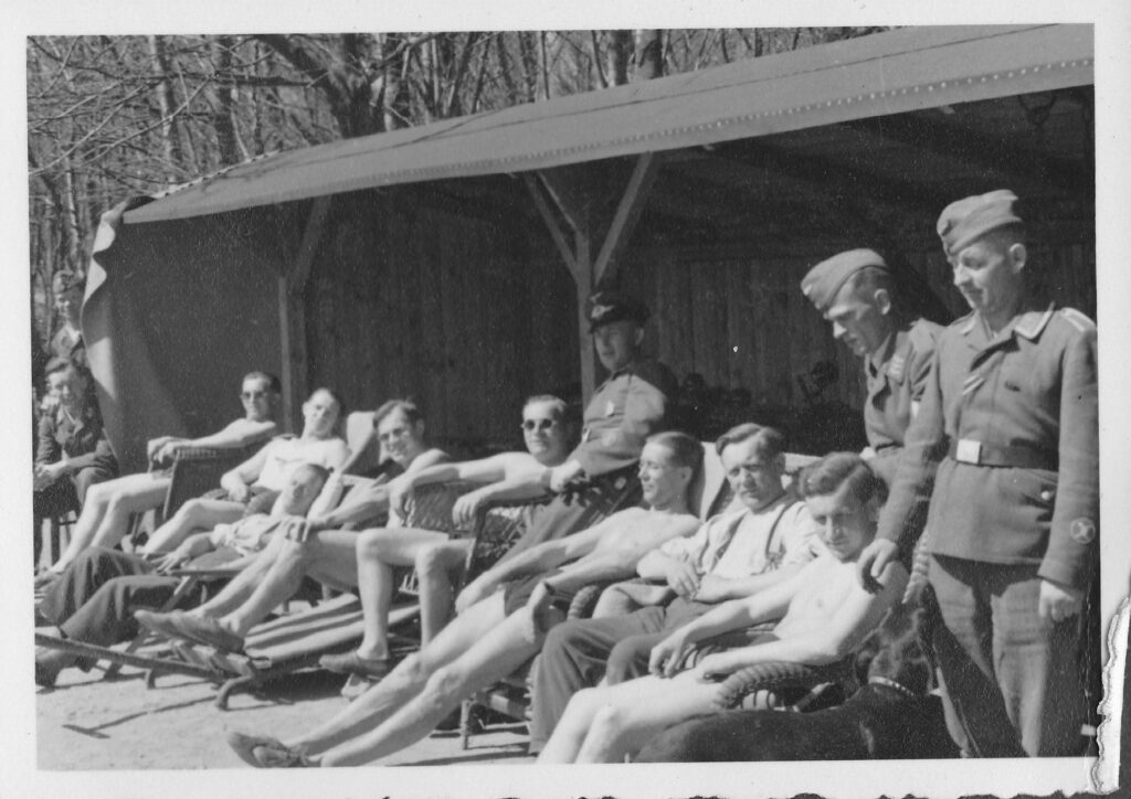 En af de tyske soldater har her fotograferet sine kammerater i en afslappet stund i Jonstruplejren 1942-43