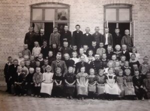 Elever og lærere foran den nybyggede Jonstrup Øvelsesskole 1898