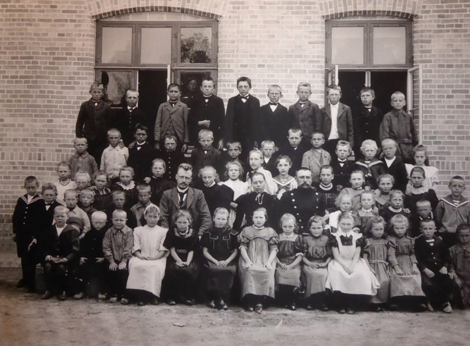 Elever og lærere foran den nybyggede Jonstrup Øvelsesskole 1898